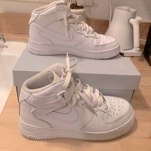 High top Nike Air Force 1 size 5.5 youth, fits size 7 womens EUC